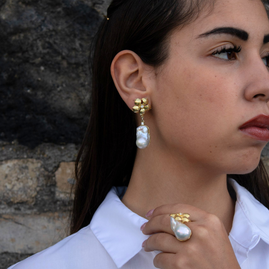 Earrings in golden 925 silver with 5-petal flower and pendant Scaramazza pearl