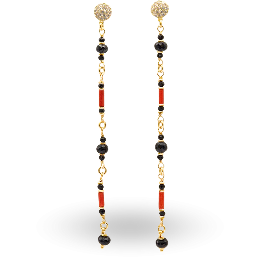 Orecchini in Argento 925 dorato pendenti ammagliati con cannettine in Corallo rosso Mediterraneo e sfere sfaccettate di Onice. Chiusura a perno