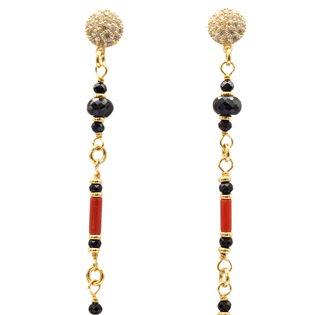 Orecchini in Argento 925 dorato pendenti ammagliati con cannettine in Corallo rosso Mediterraneo e sfere sfaccettate di Onice. Chiusura a perno