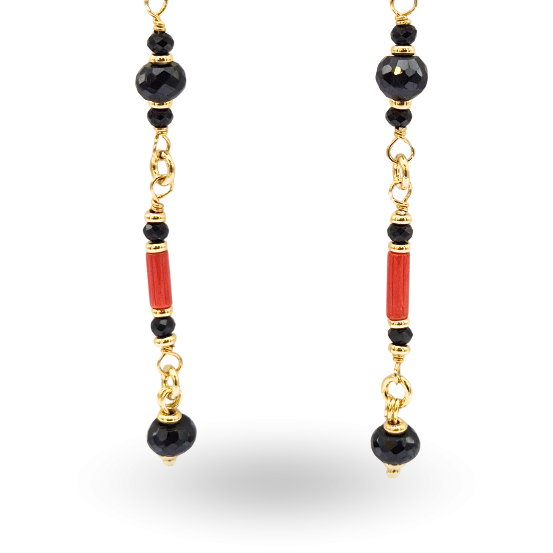 Orecchini in Argento 925 dorato pendenti ammagliati con cannettine in Corallo rosso Mediterraneo e sfere sfaccettate di Onice. Chiusura a perno