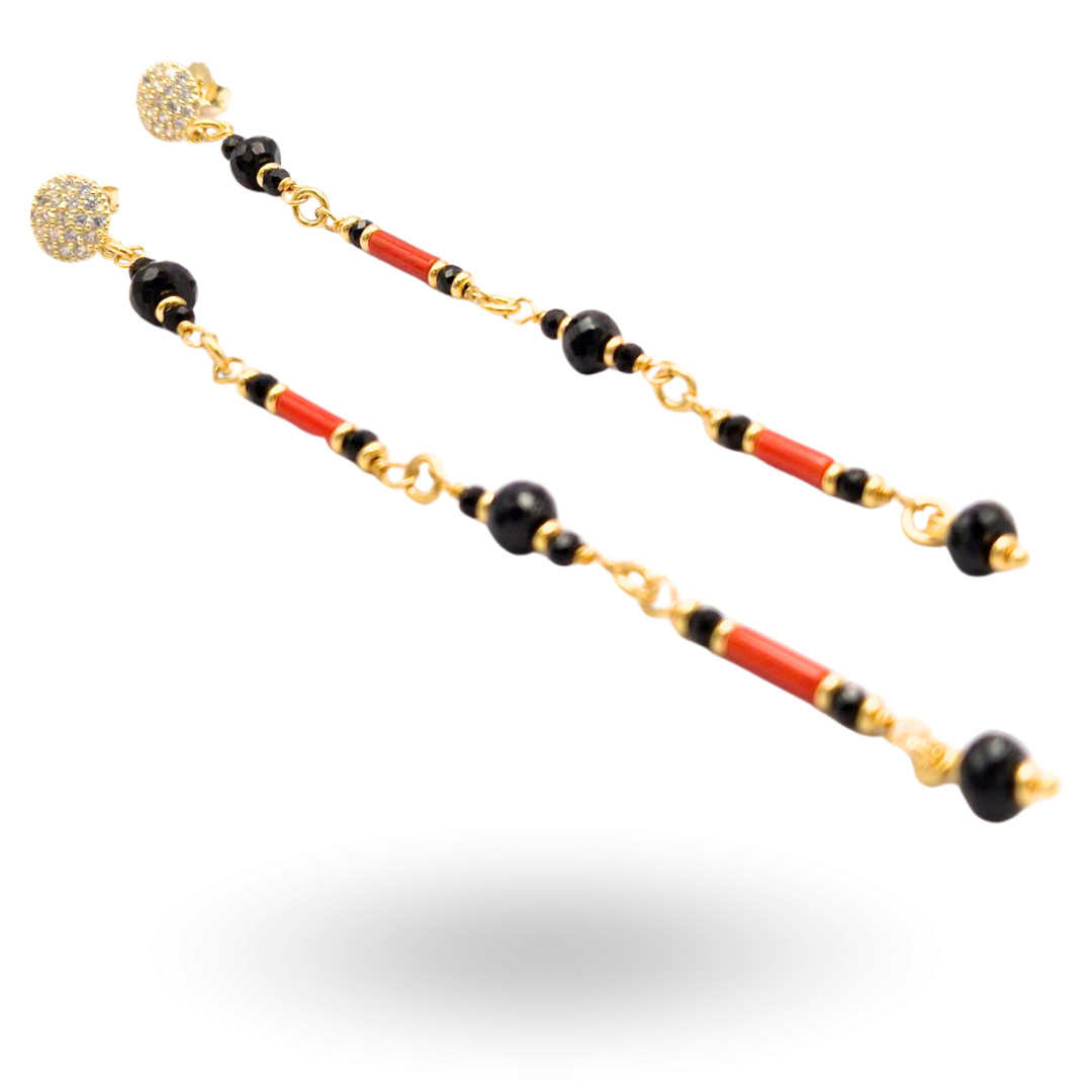 Orecchini in Argento 925 dorato pendenti ammagliati con cannettine in Corallo rosso Mediterraneo e sfere sfaccettate di Onice. Chiusura a perno