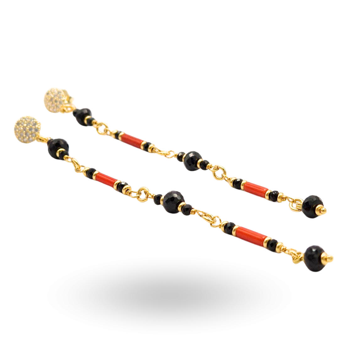 Orecchini in Argento 925 dorato pendenti ammagliati con cannettine in Corallo rosso Mediterraneo e sfere sfaccettate di Onice. Chiusura a perno