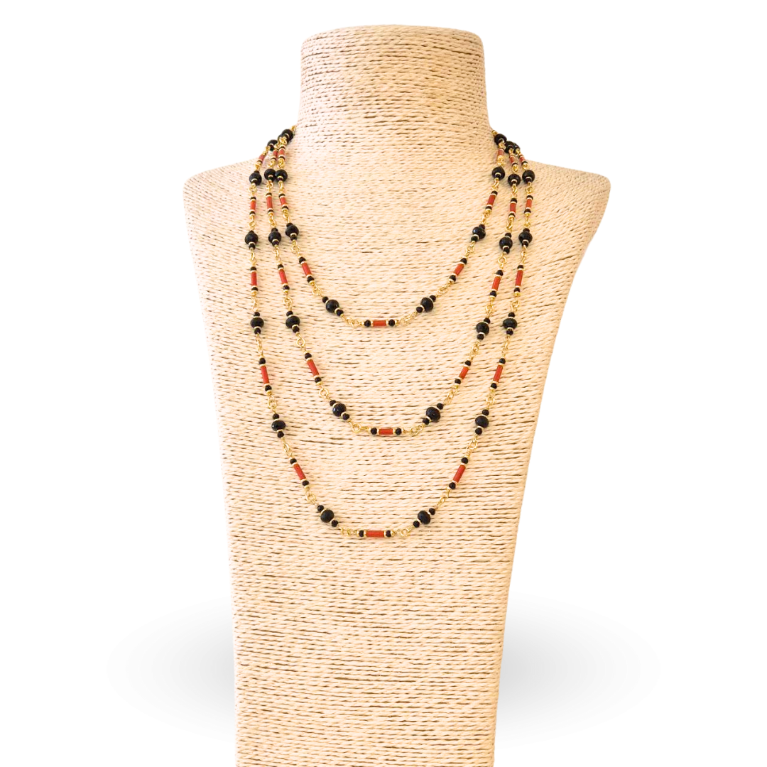 Collana in Argento 925 dorato ammagliata con cannettine in Corallo rosso Mediterraneo e sfere sfaccettate di Onice. Lungh. 55cm
