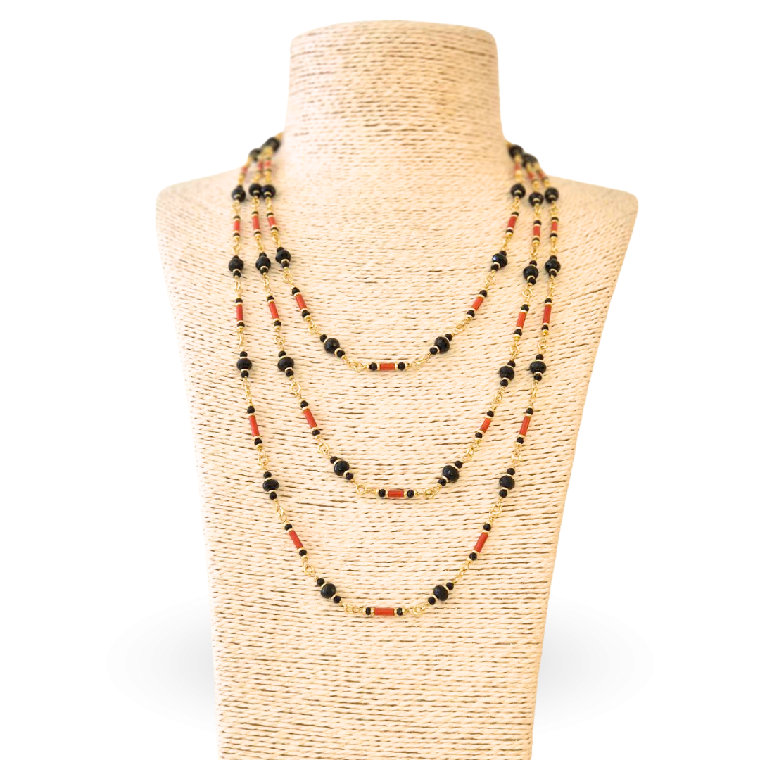 Collana in Argento 925 dorato ammagliata con cannettine in Corallo rosso Mediterraneo e sfere sfaccettate di Onice. Lungh. 55cm