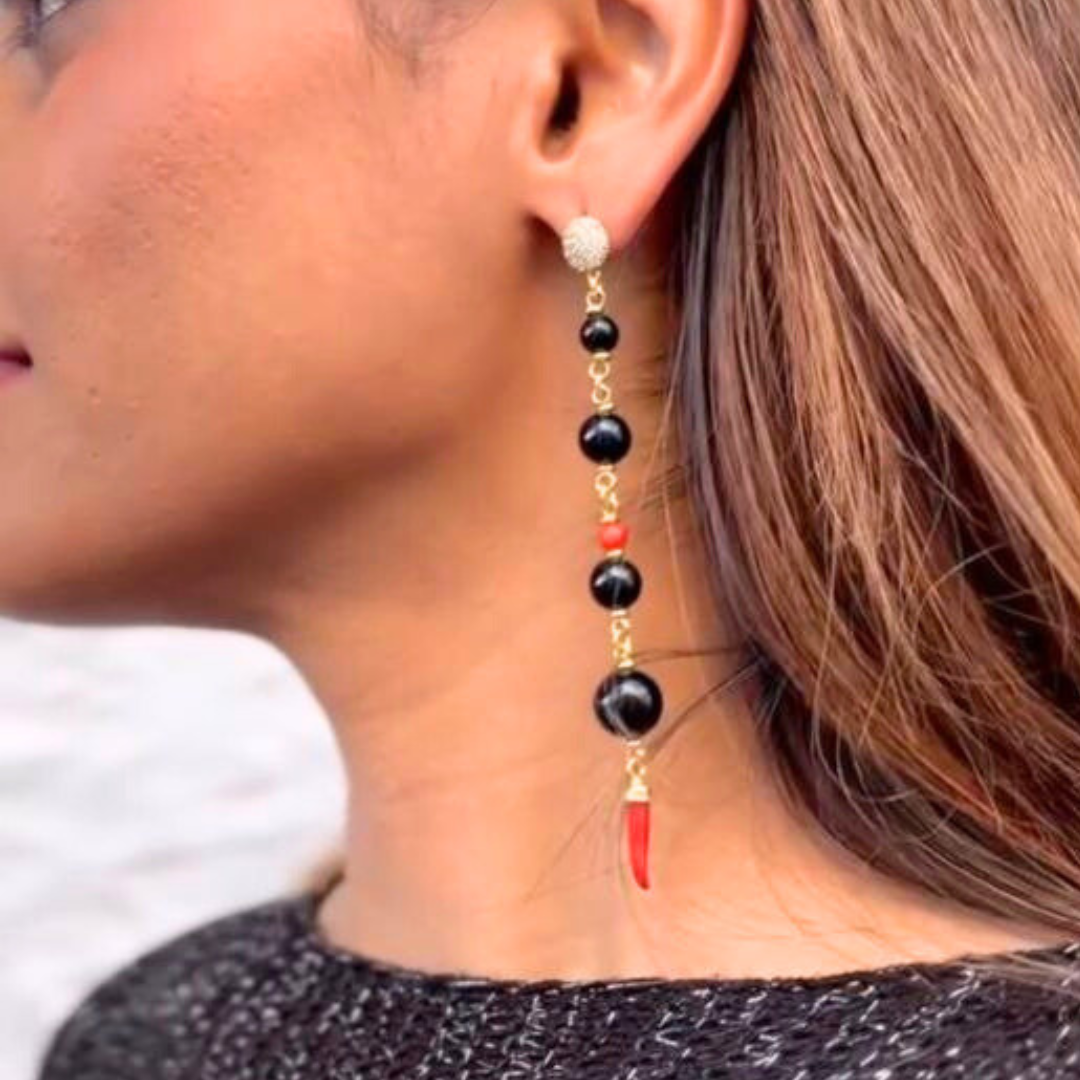 Orecchini in Argento 925 dorato pendenti con pallini in Onice e cornetto terminale in Corallo Rosso Mediterraneo