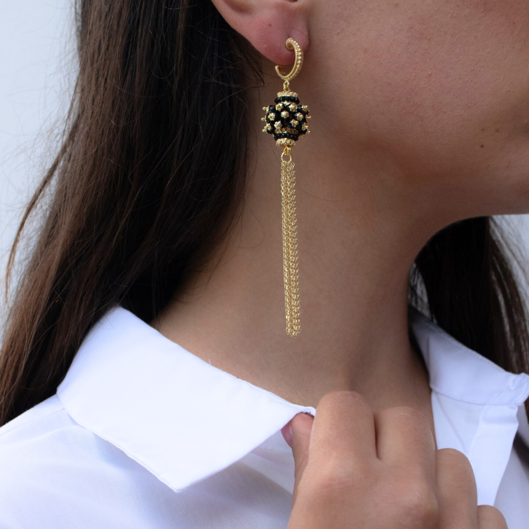 Boucles d'oreilles en argent 925 plaqué or avec touffes et franges de spinelles noires