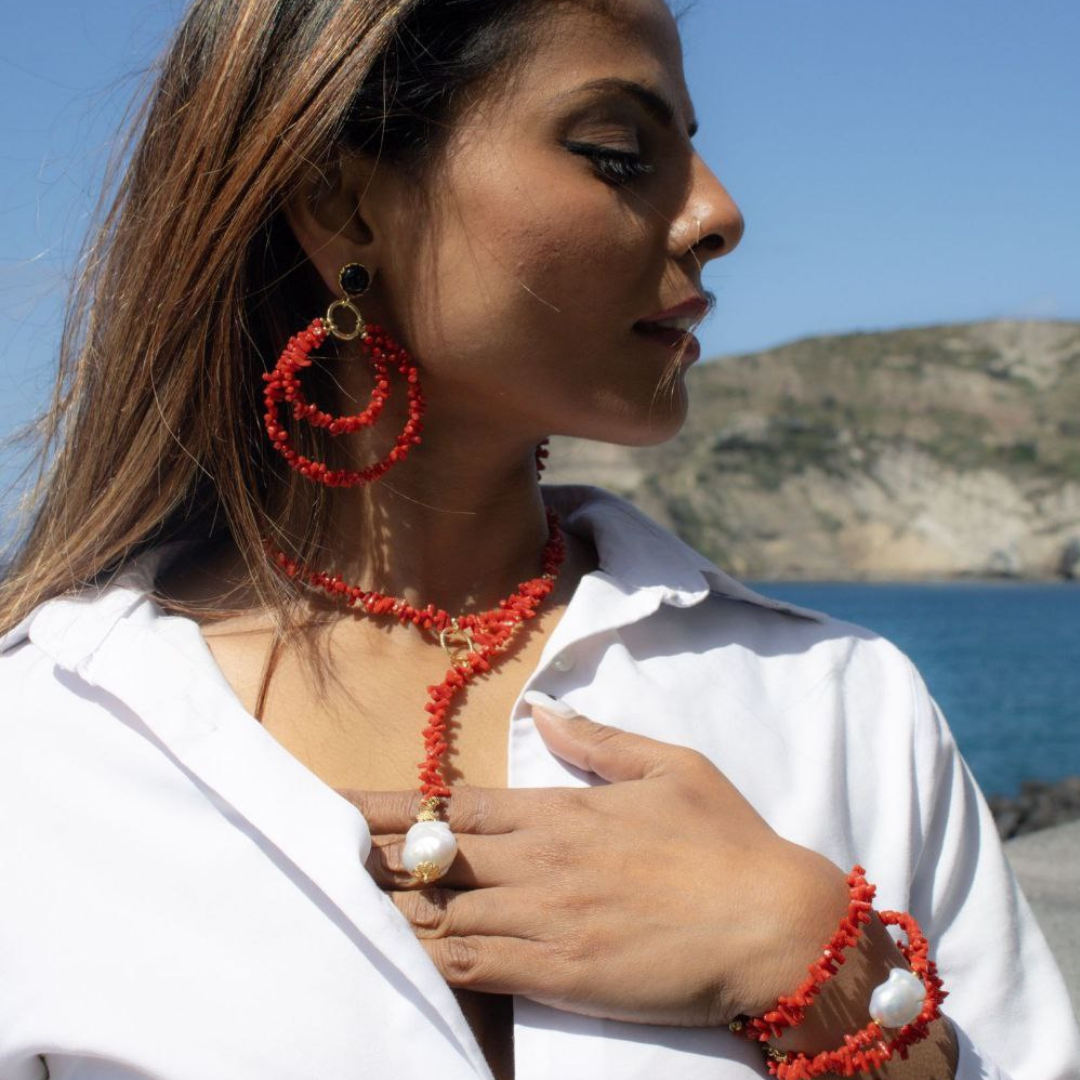 Collana semirigida in Argento 925 dorato con frange di Corallo rosso Mediterraneo e Perla Scaramazza terminale