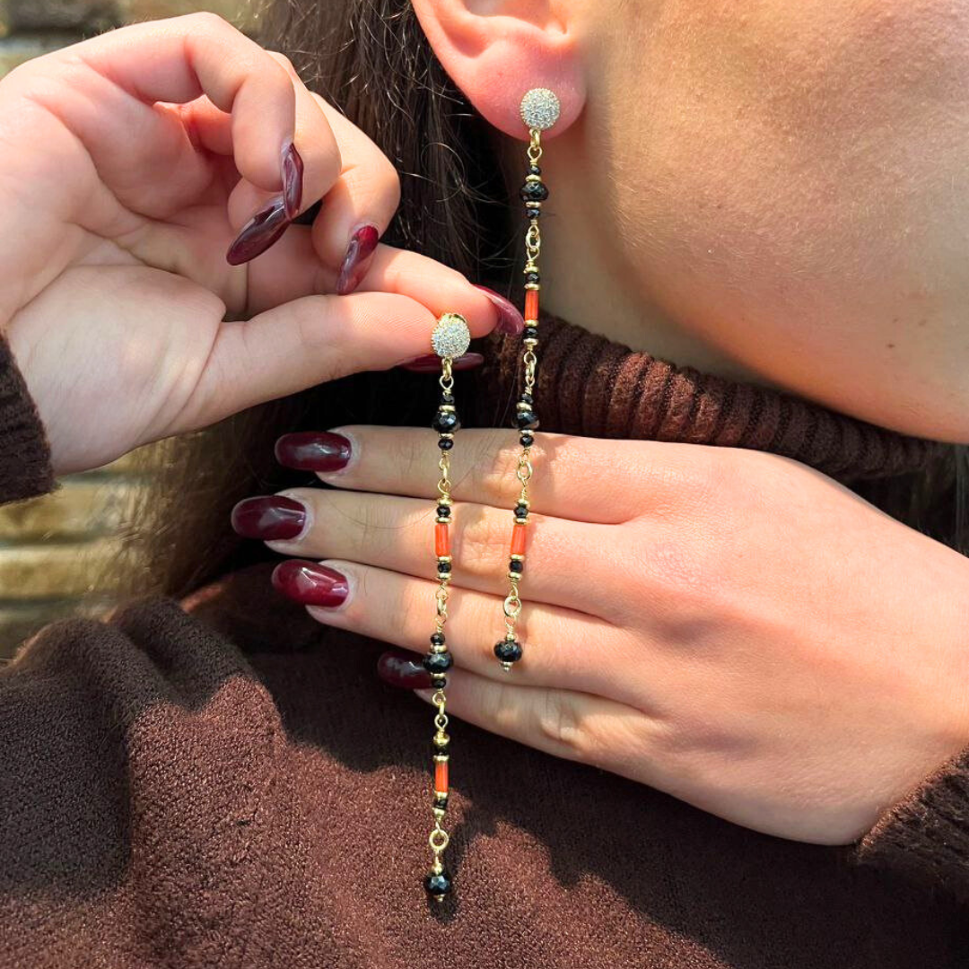 Orecchini in Argento 925 dorato pendenti ammagliati con cannettine in Corallo rosso Mediterraneo e sfere sfaccettate di Onice. Chiusura a perno