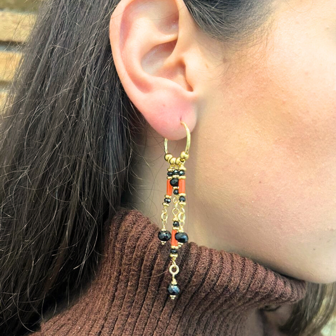 Orecchini in Argento 925 dorato a cerchio medio con tre pendenti ammagliati con cannettine in Corallo rosso Mediterraneo e sfere sfaccettate di Onice