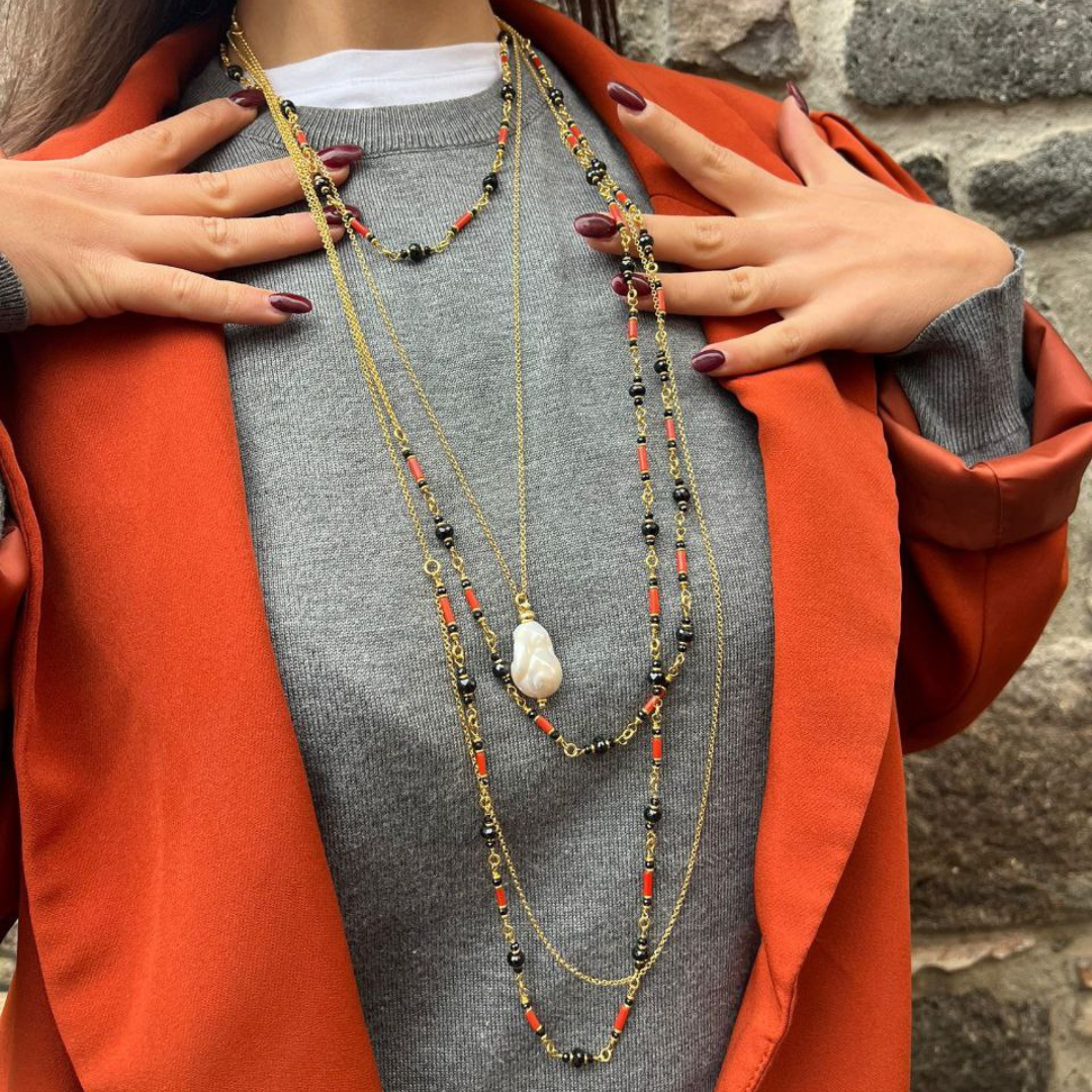 Collana in Argento 925 dorato ammagliata con cannettine in Corallo rosso Mediterraneo e sfere sfaccettate di Onice. Lungh. 55cm