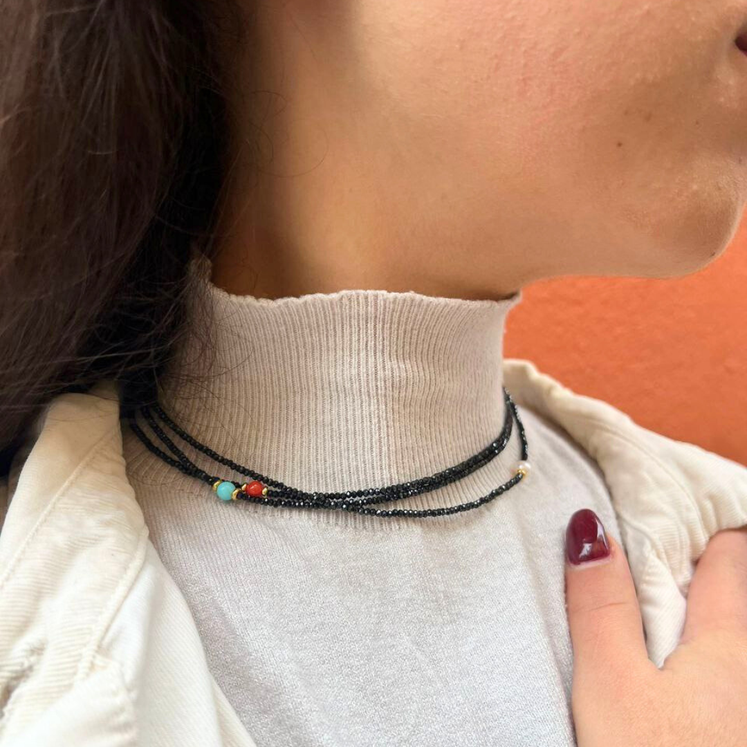Collana choker in Spinelli neri sfaccettati con pallino laterale a scelta in Pasta di Turchese, Perla, Corallo, Gold o Malachite