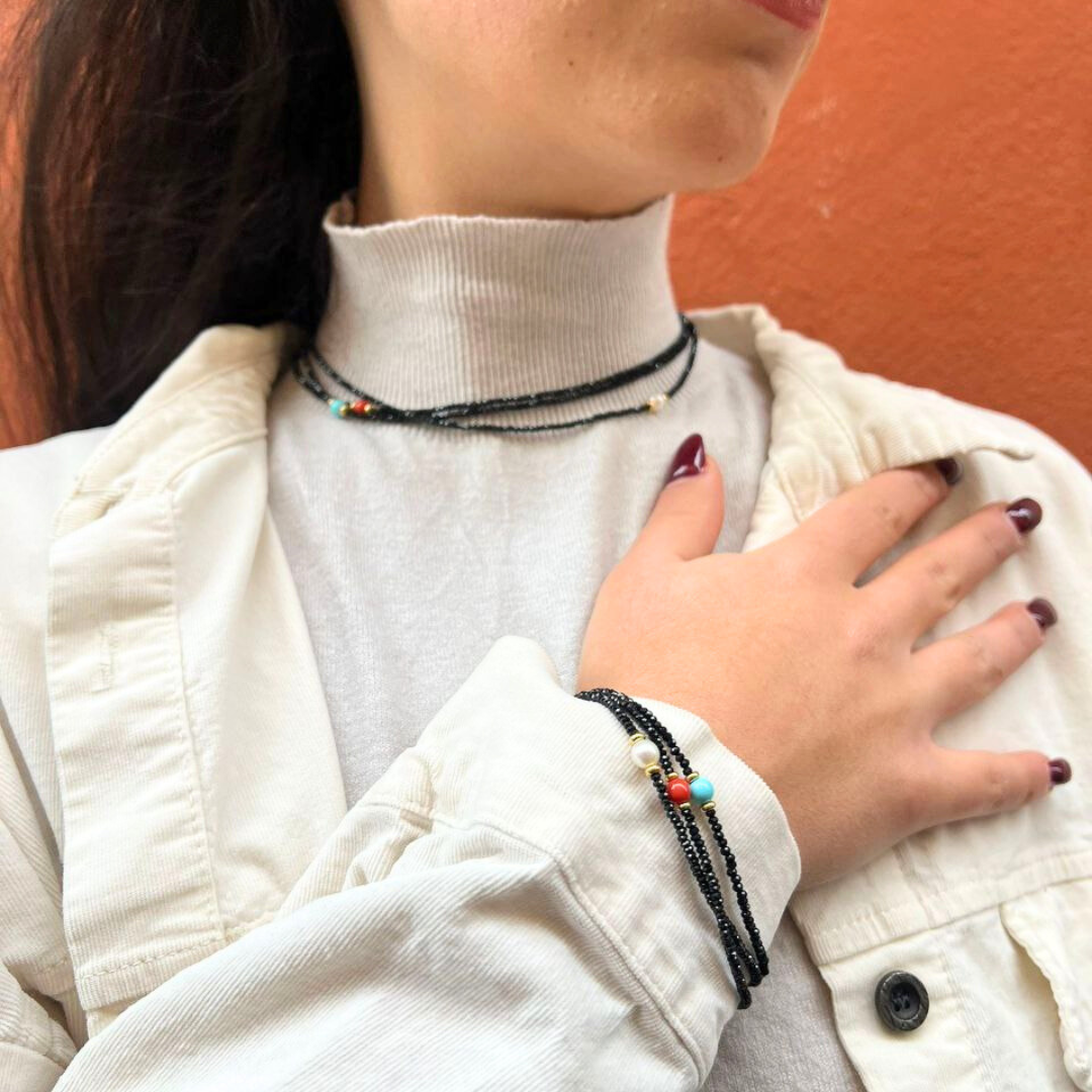 Bracciale in Spinelli neri sfaccettati con pallino centrale a scelta con Pasta di Turchese, Perla, Corallo, Gold o Malachite
