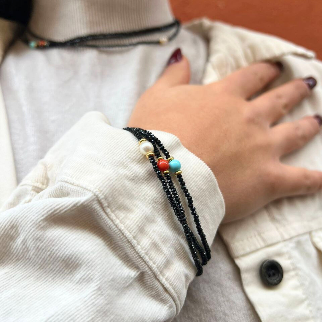 Bracciale in Spinelli neri sfaccettati con pallino centrale a scelta con Pasta di Turchese, Perla, Corallo, Gold o Malachite