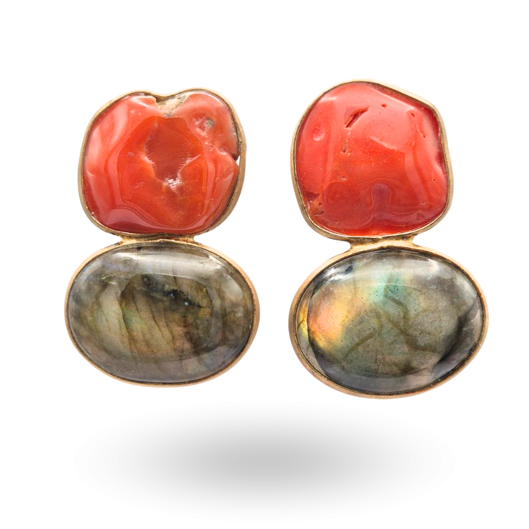 Orecchini in Argento 925 dorato satinato con piastre ovali in Labradorite e sassi di Corallo rosso
