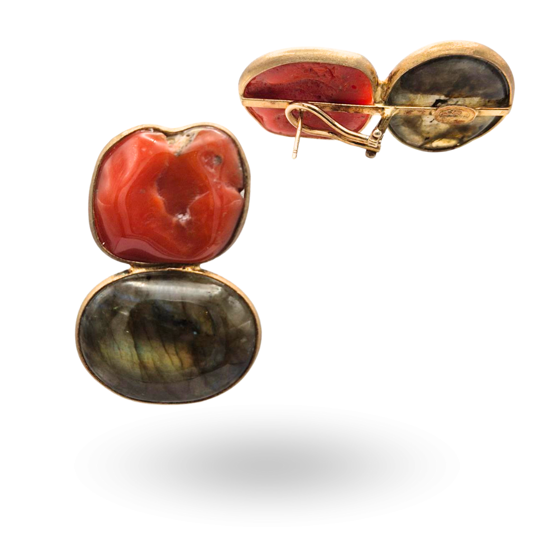 Orecchini in Argento 925 dorato satinato con piastre ovali in Labradorite e sassi di Corallo rosso