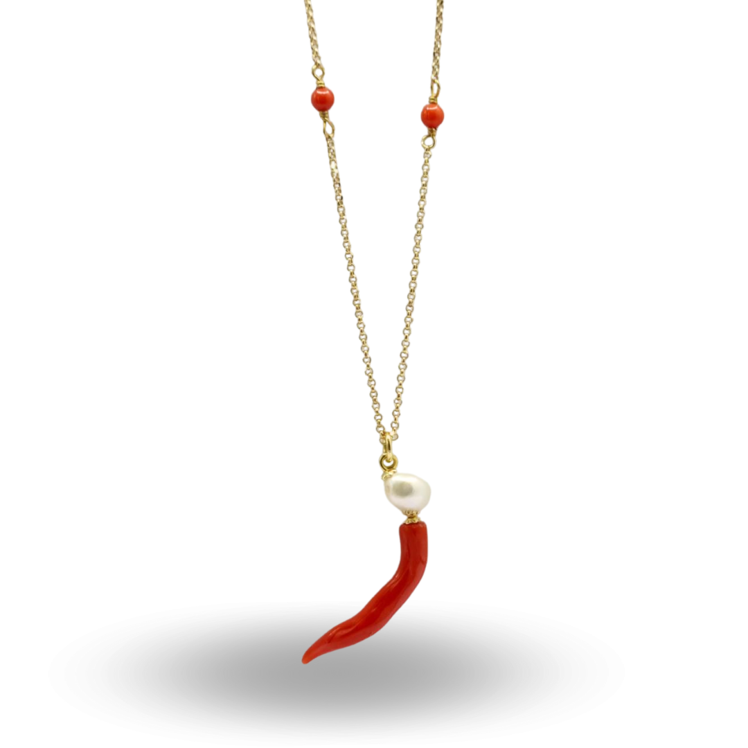 Collana in Argento 925 dorato con pallini in Corallo, Corno in Corallo e Perla. Lunghezza 70cm