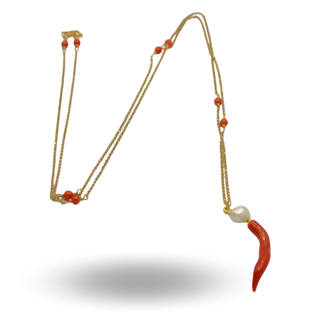 Collana in Argento 925 dorato con pallini in Corallo, Corno in Corallo e Perla. Lunghezza 70cm