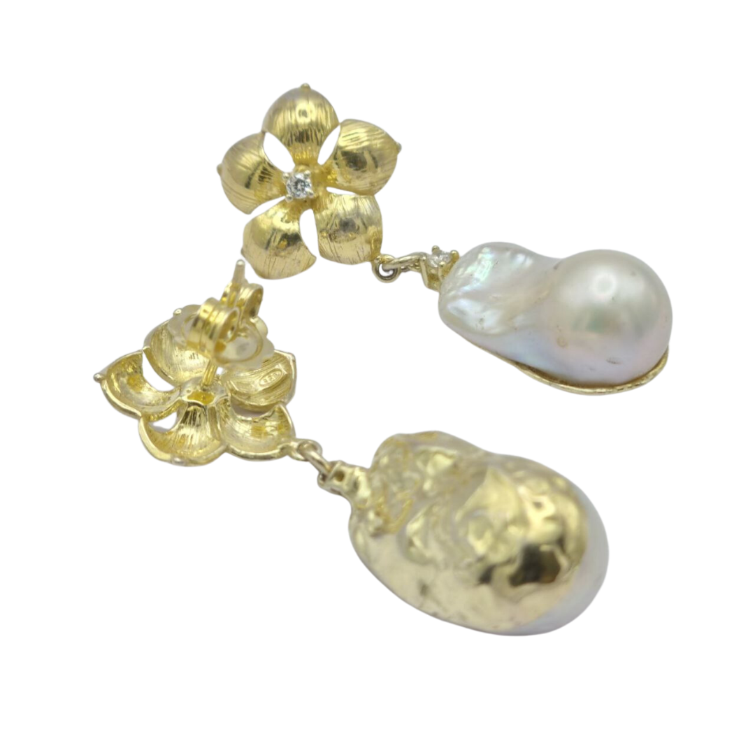 Earrings in golden 925 silver with 5-petal flower and pendant Scaramazza pearl