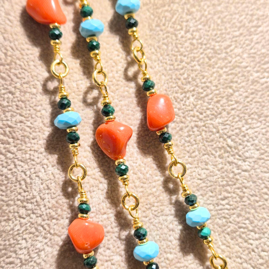 Collana in Argento 925 dorato ammagliata con sassi di Corallo rosso Mediterraneo, Pasta di Turchese e Malachite. Lungh. 70cm