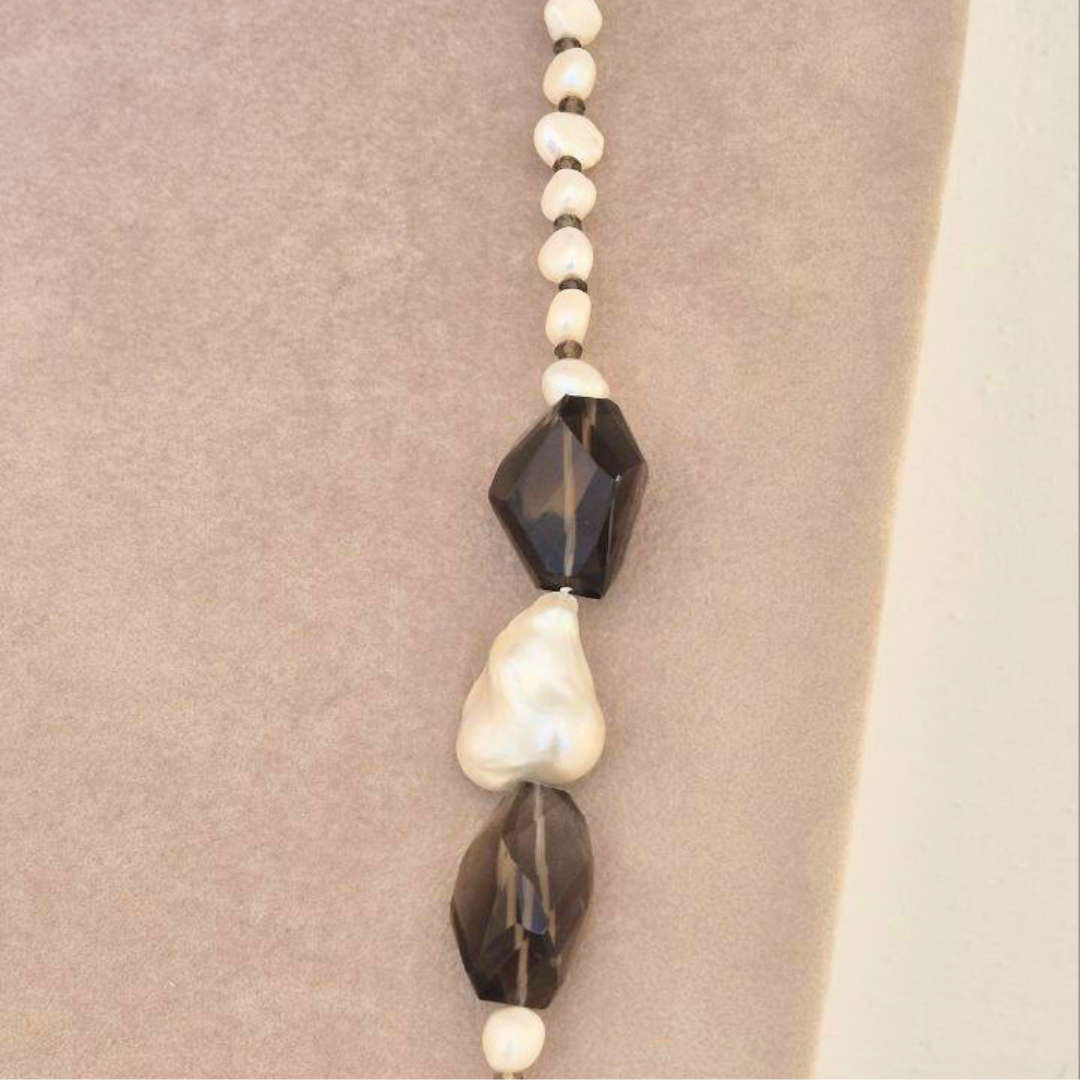 Collana con Perle d'acqua dolce, Quarzo fumè e Perla Scaramazza. Lunghezza 100cm