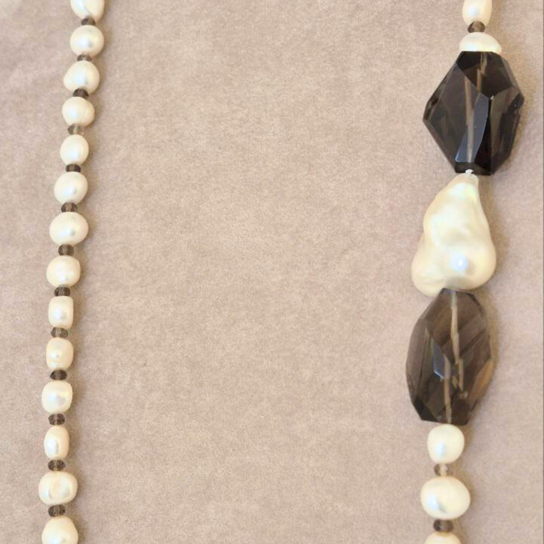 Collana con Perle d'acqua dolce, Quarzo fumè e Perla Scaramazza. Lunghezza 100cm