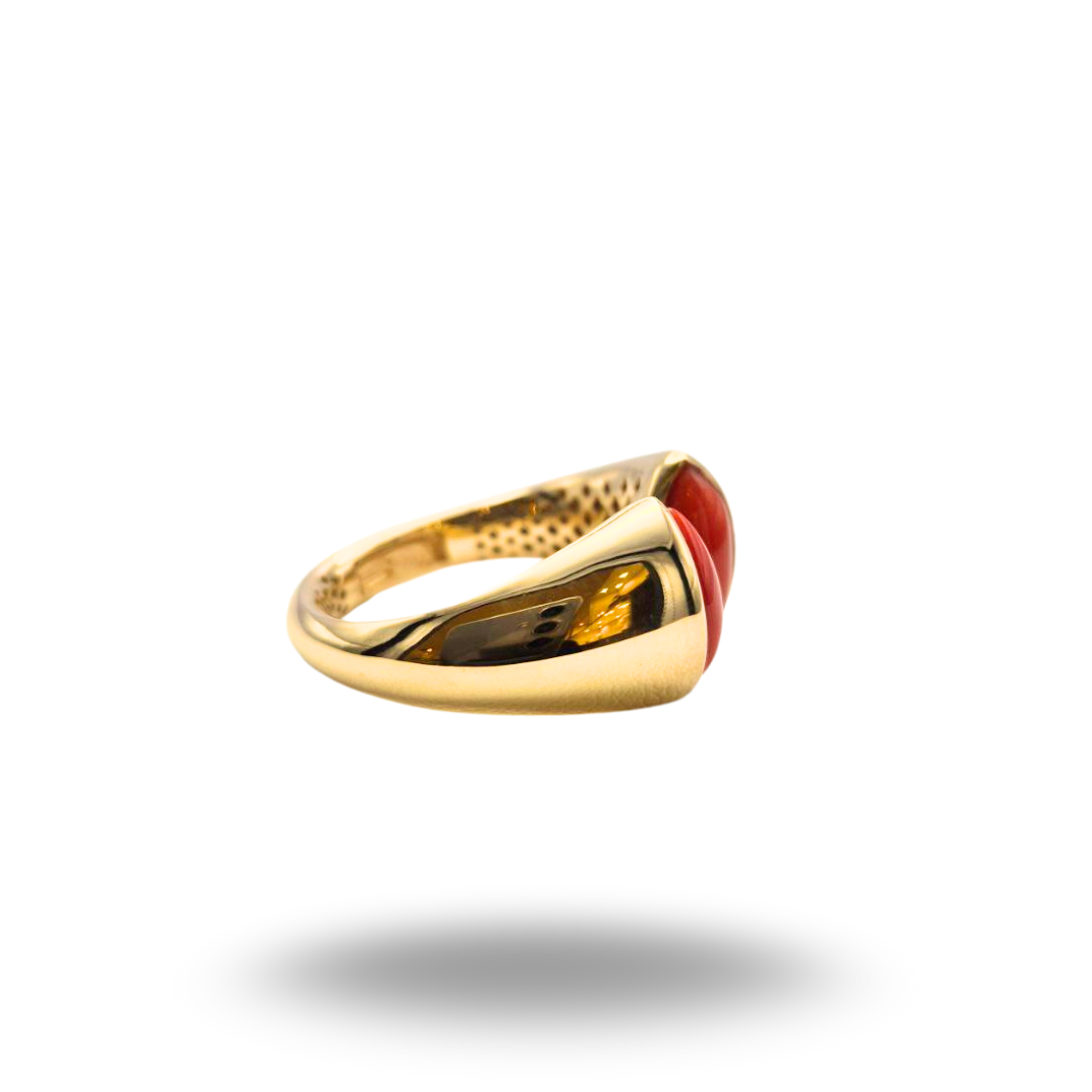 Anello open in Argento 925 dorato bombato con due spole in Corallo rosso Mediterraneo taglio navette. Misura regolabile