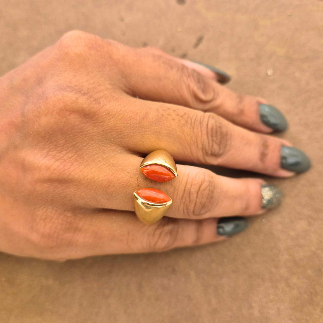 Anello open in Argento 925 dorato bombato con due spole in Corallo rosso Mediterraneo taglio navette. Misura regolabile