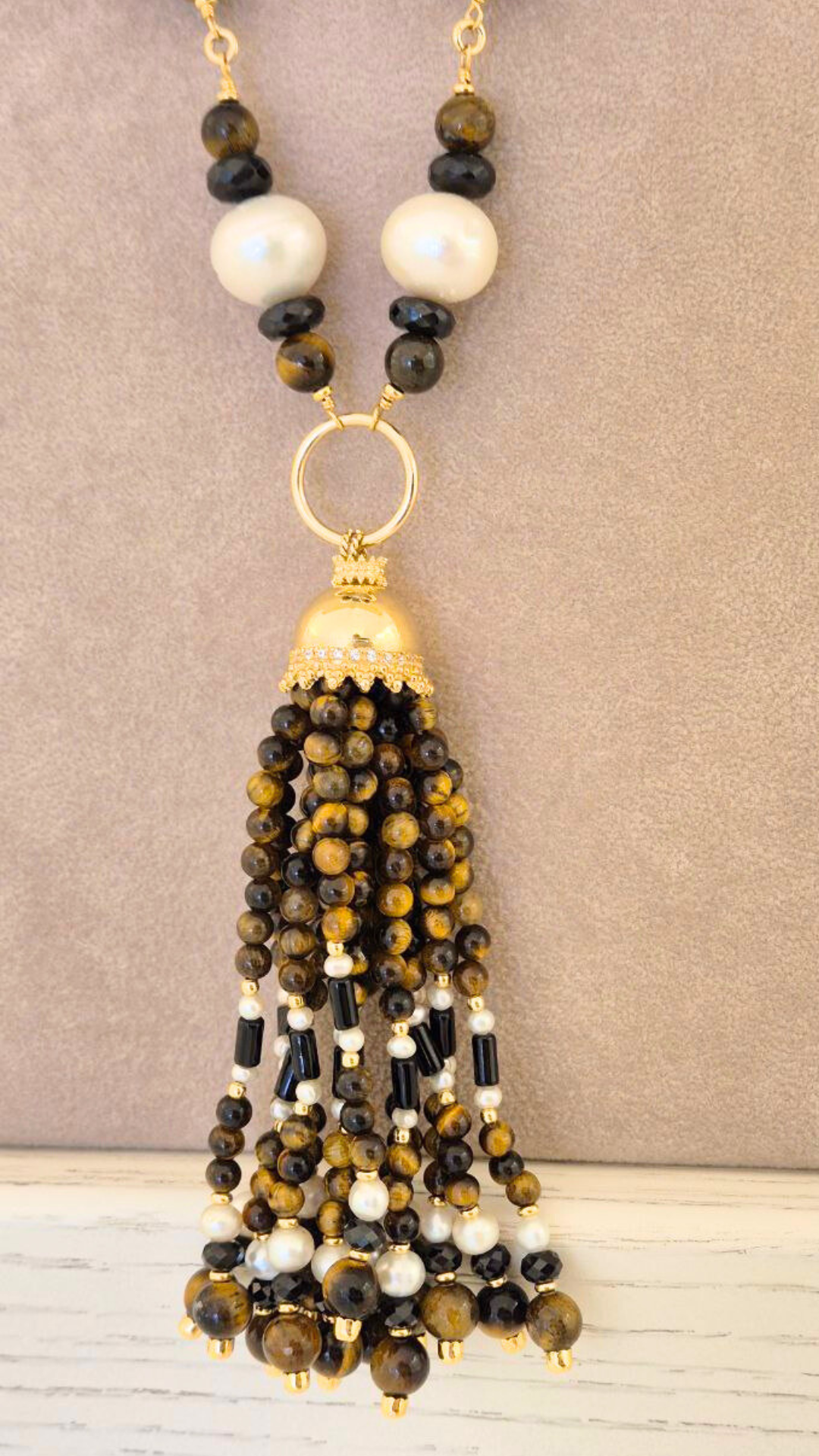 Collana in Pietre Naturali ammagliata completamente a mano, in Argento 925 dorato, con Perle, Occhio di Tigre e Onice