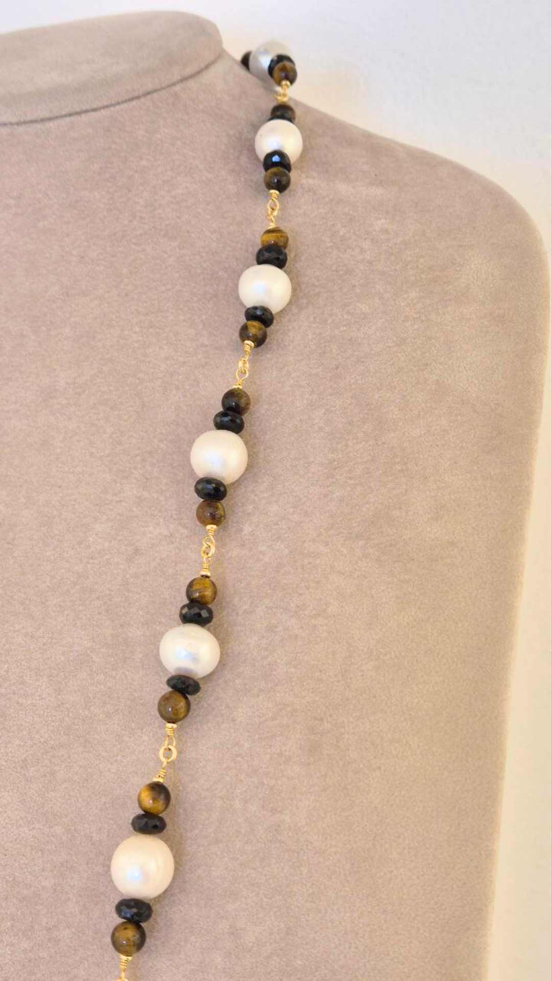 Collana in Pietre Naturali ammagliata completamente a mano, in Argento 925 dorato, con Perle, Occhio di Tigre e Onice