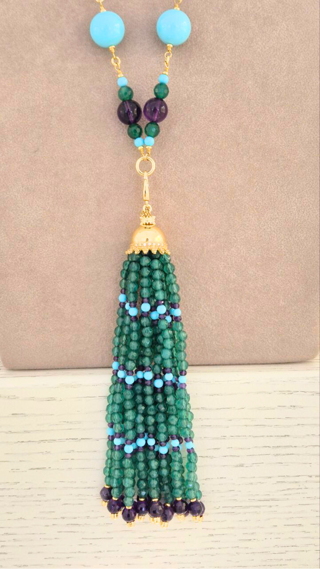 Collana in Pietre Naturali ammagliata completamente a mano, in Argento 925 dorato, con Giada, Ametista e sfere di Pasta di Turchese
