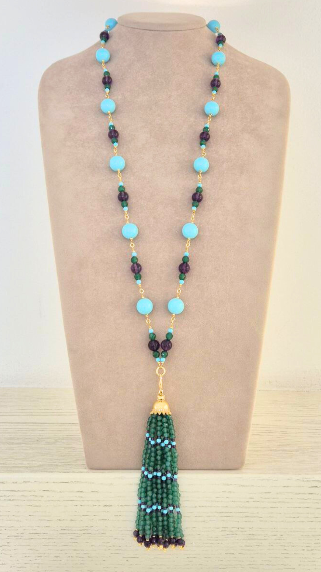 Collana in Pietre Naturali ammagliata completamente a mano, in Argento 925 dorato, con Giada, Ametista e sfere di Pasta di Turchese