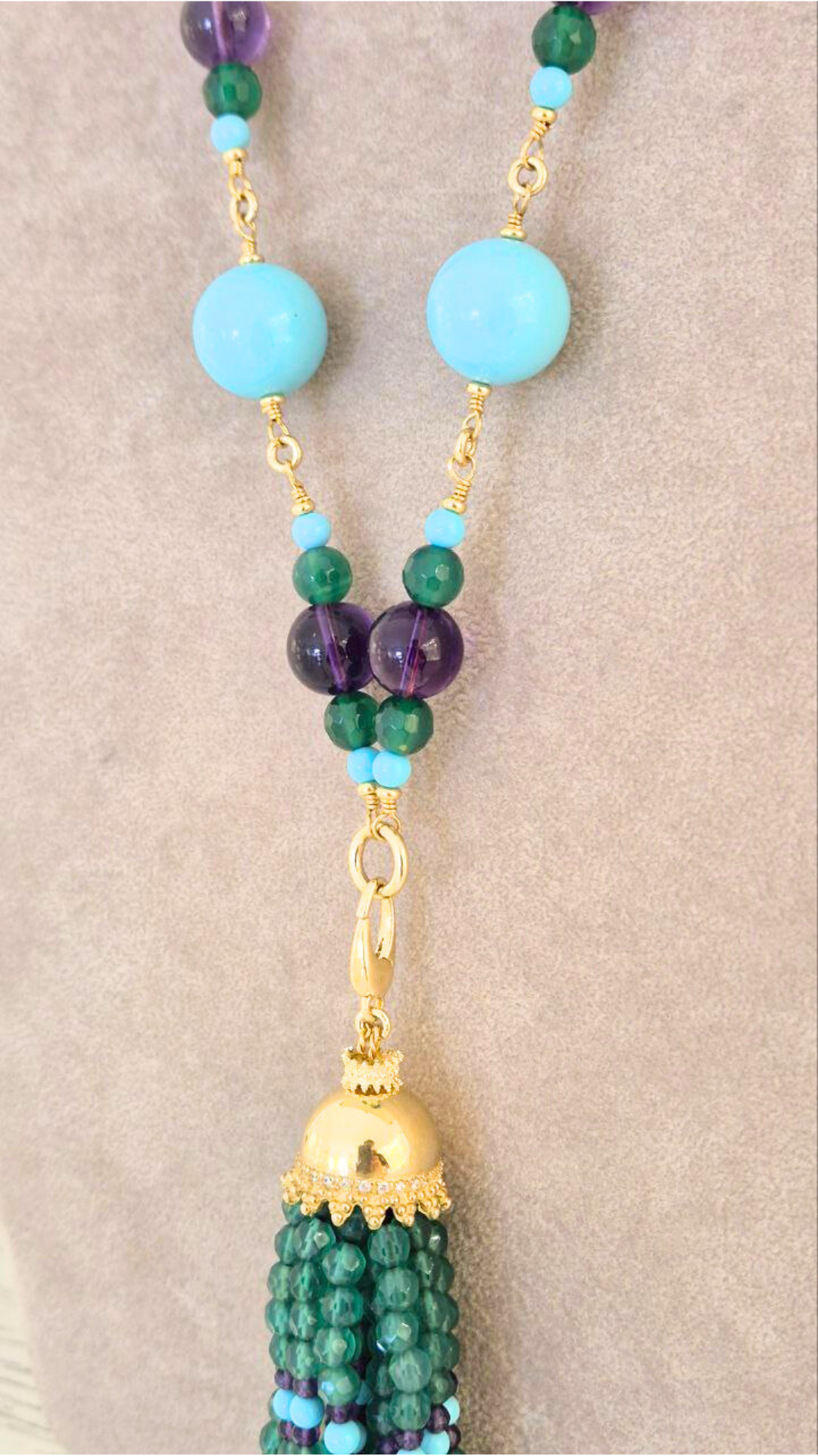 Collana in Pietre Naturali ammagliata completamente a mano, in Argento 925 dorato, con Giada, Ametista e sfere di Pasta di Turchese