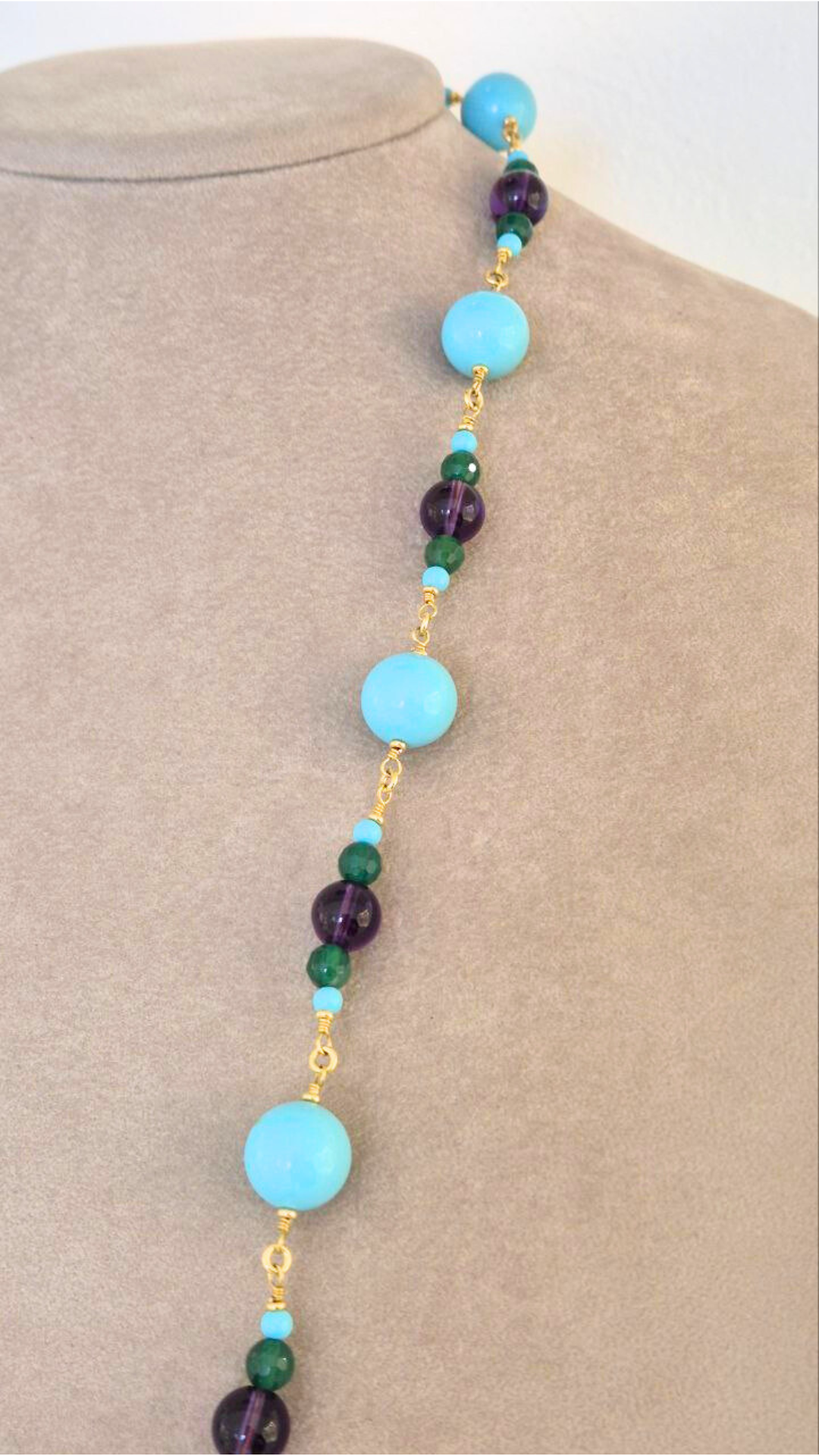 Collana in Pietre Naturali ammagliata completamente a mano, in Argento 925 dorato, con Giada, Ametista e sfere di Pasta di Turchese