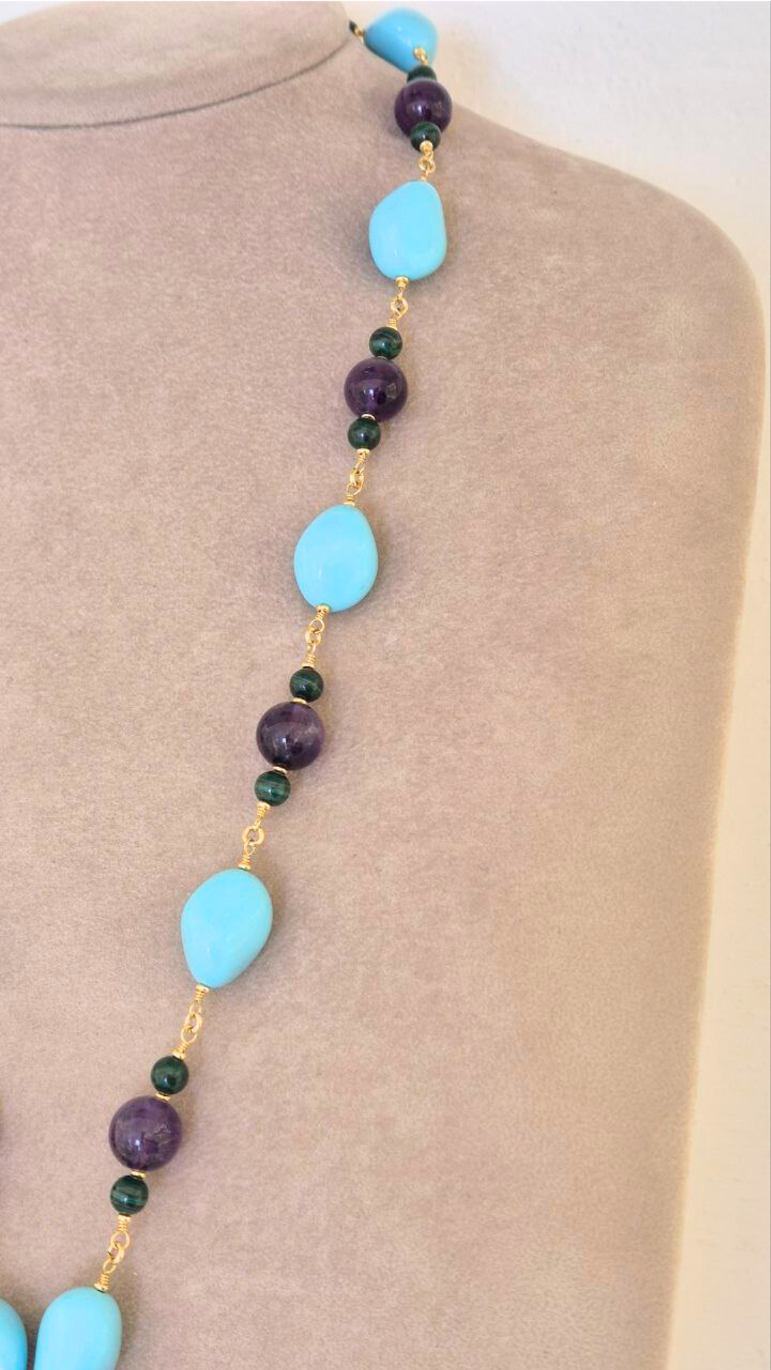 Collana in Pietre Naturali ammagliata completamente a mano, in Argento 925 dorato, con Malachite, Ametista e sassi di Pasta di Turchese