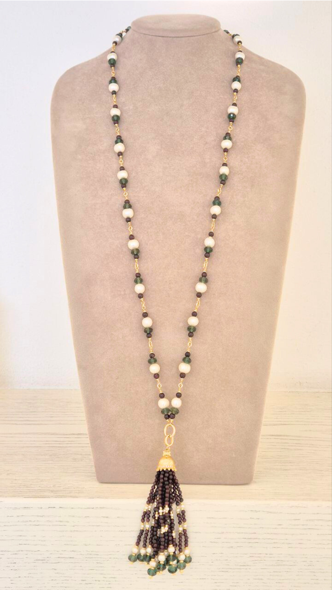 Collana in Pietre Naturali ammagliata completamente a mano, in Argento 925 dorato, con Perle, Granati e Quarzi verdi