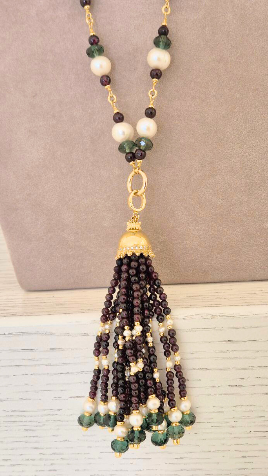 Collana in Pietre Naturali ammagliata completamente a mano, in Argento 925 dorato, con Perle, Granati e Quarzi verdi
