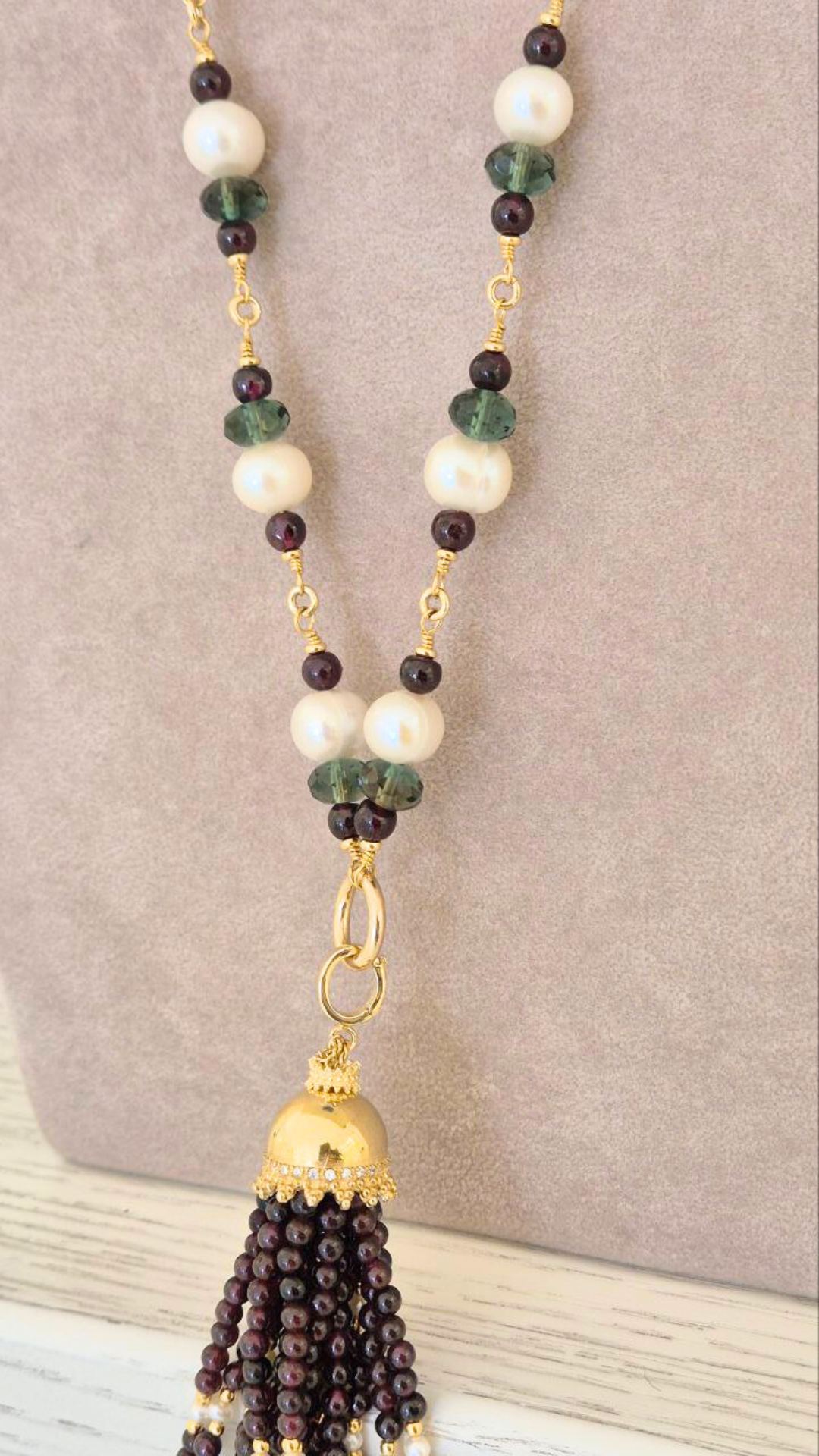 Collana in Pietre Naturali ammagliata completamente a mano, in Argento 925 dorato, con Perle, Granati e Quarzi verdi