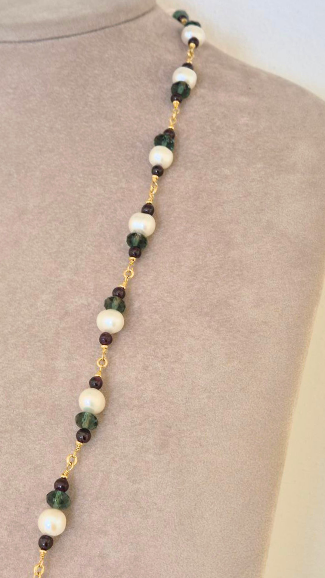 Collana in Pietre Naturali ammagliata completamente a mano, in Argento 925 dorato, con Perle, Granati e Quarzi verdi