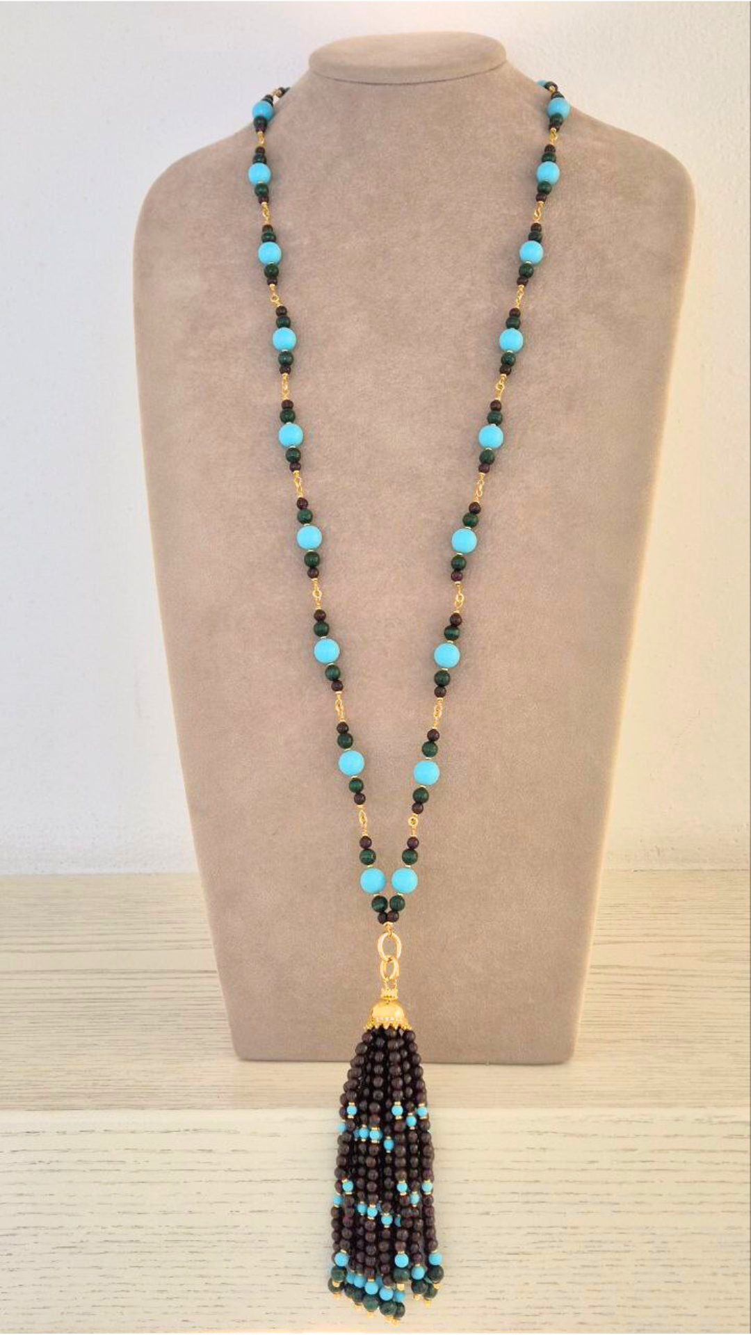Collana in Pietre Naturali ammagliata completamente a mano, in Argento 925 dorato, con Granati, Malachite e sfere di Pasta di Turchese