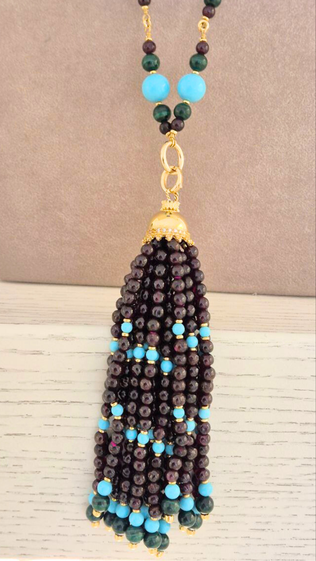 Collana in Pietre Naturali ammagliata completamente a mano, in Argento 925 dorato, con Granati, Malachite e sfere di Pasta di Turchese