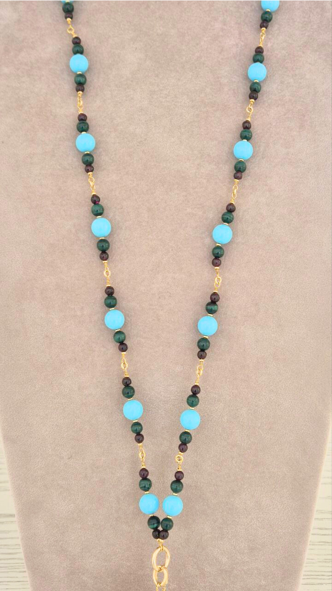 Collana in Pietre Naturali ammagliata completamente a mano, in Argento 925 dorato, con Granati, Malachite e sfere di Pasta di Turchese