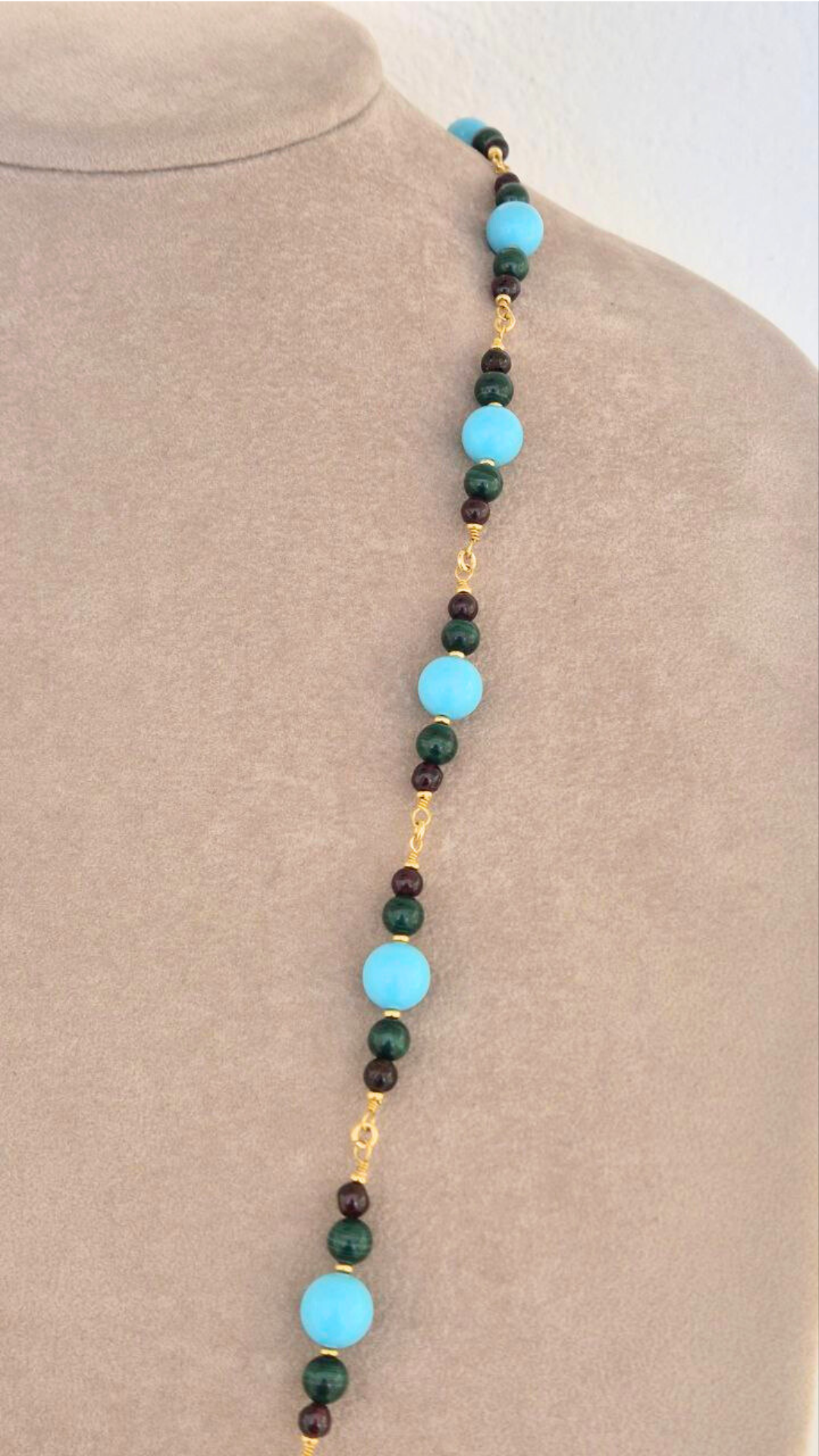 Collana in Pietre Naturali ammagliata completamente a mano, in Argento 925 dorato, con Granati, Malachite e sfere di Pasta di Turchese