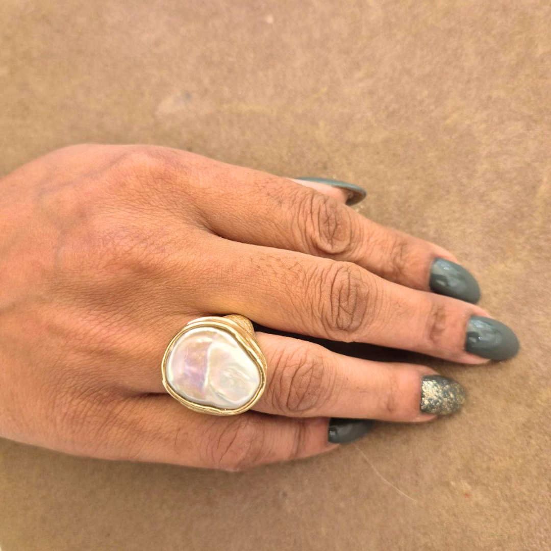 Anello in Argento 925 dorato effetto graffiato, con Perla coltivata d'acqua dolce