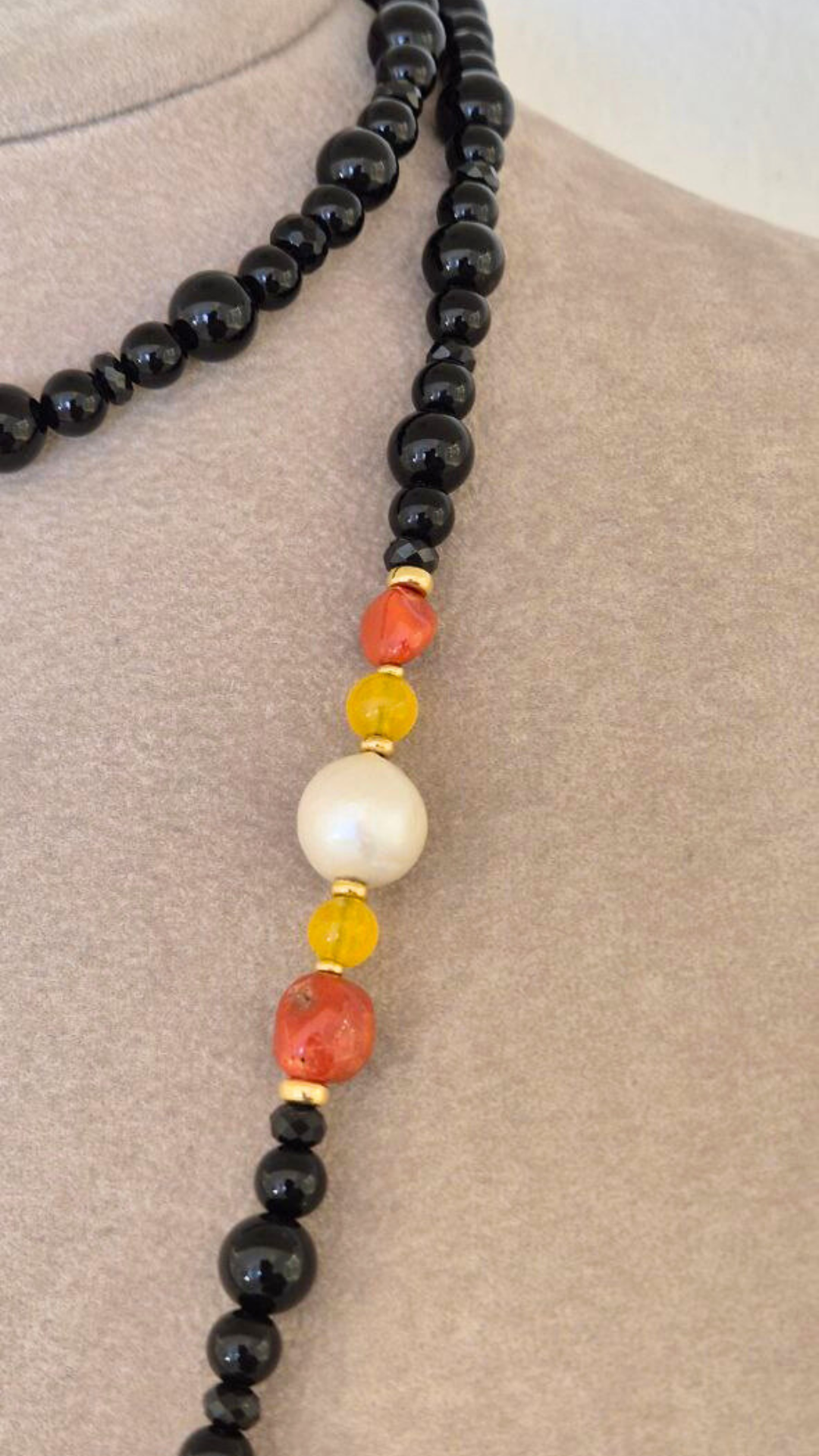 Collana in Pietre Naturali con Onice, Corallo rosso Mediterraneo e Perle, montata in Argento 925 dorato