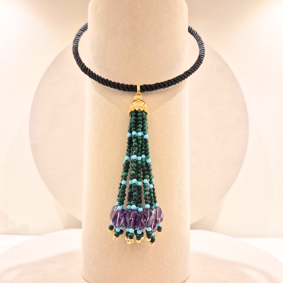 Collier girocollo con cordone rigido e ciuffo realizzati completamente a mano, con Malachite, Ametista e Pasta di Turchese. Chiusura in Argento 925 dorato