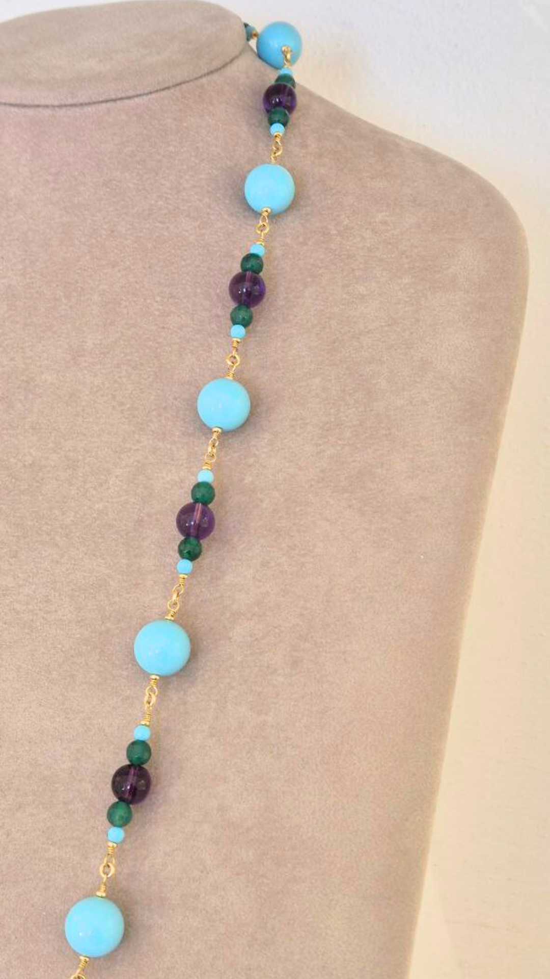 Collana in Pietre Naturali ammagliata completamente a mano, in Argento 925 dorato, con Pasta di Turchese, Giada e Ametista