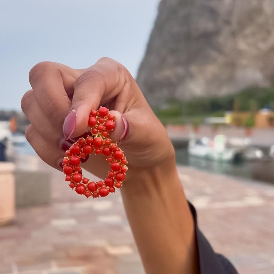 Orecchini in Argento 925 dorato a cerchi modello Chantecler con spole in Corallo rosso Mediterraneo