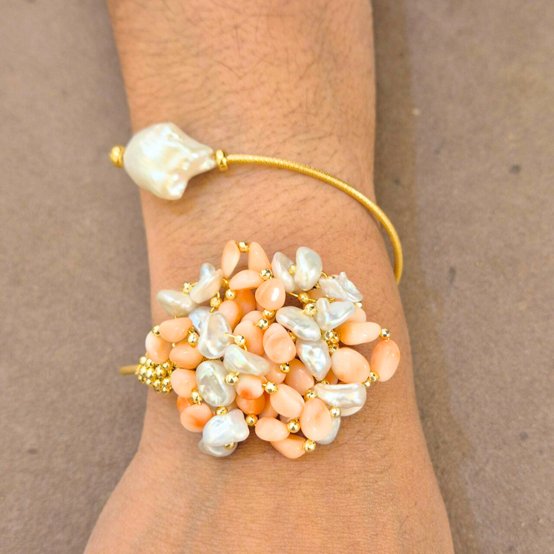 Bracciale a grappolo contrariè in Arg.925 dorato con Corallo rosa e Perle