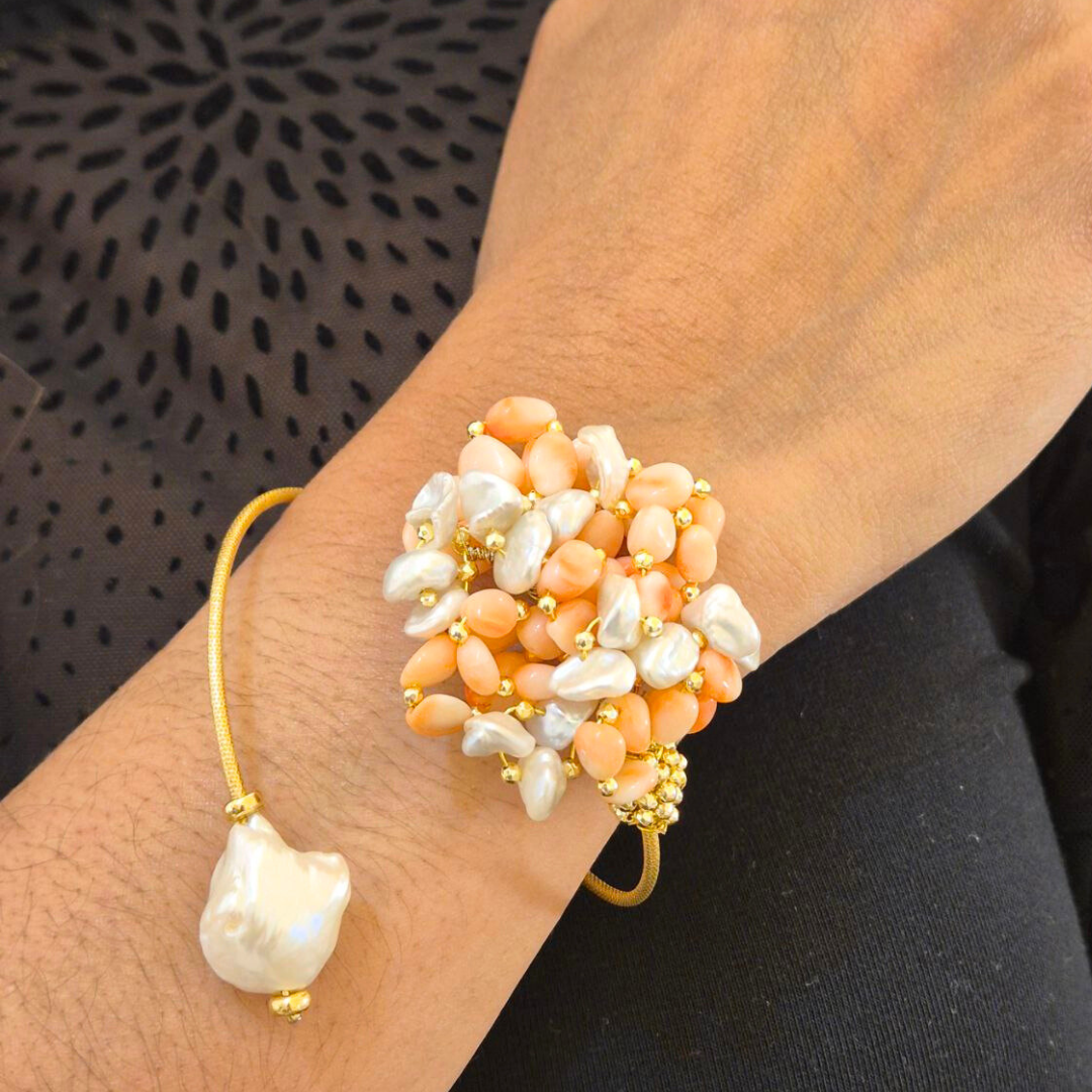Bracciale a grappolo contrariè in Arg.925 dorato con Corallo rosa e Perle