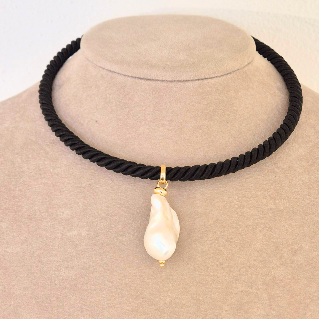 Collana con cordone a girocollo rigido in Argento 925 dorato con pendente in Perla Scaramazza